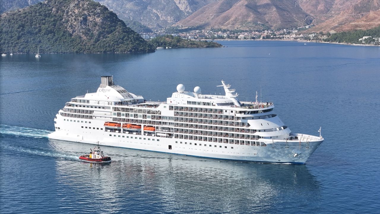 Marmaris’e denizden 445 turist geldi!