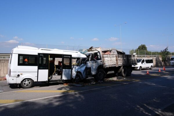 Minibüs ile kamyon kafa kafaya çarpıştı: İzmirR...