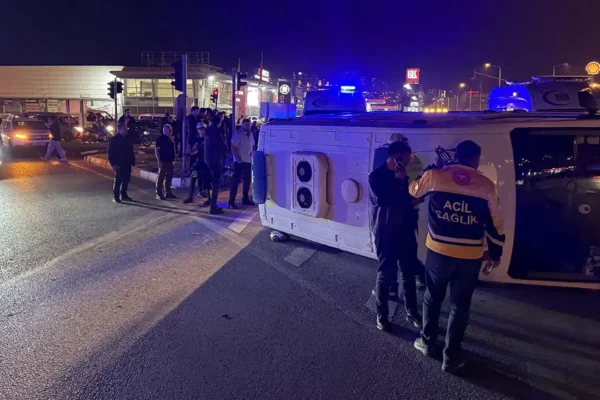 Ambulans devrildi: 3 sağlık personeli yaralandı