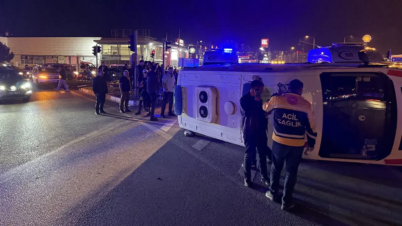 Ambulans devrildi: 3 sağlık personeli yaralandı