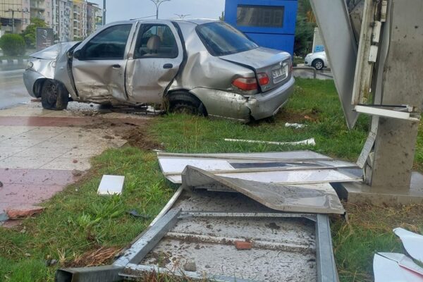 Otomobil tabelaya çarptı: 2 yaralı! Otomobil tabelaya çarptı: 2 yaralı!