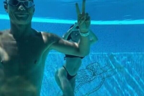 Ronaldo ve Georgina’dan havuz şov! Ronaldo ve Georgina’dan havuz şov!