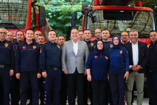 Dutlulu, itfaiye personeliyle buluştu: “Hepiniz bi... Dutlulu, itfaiye personeliyle buluştu: “Hepiniz bi...